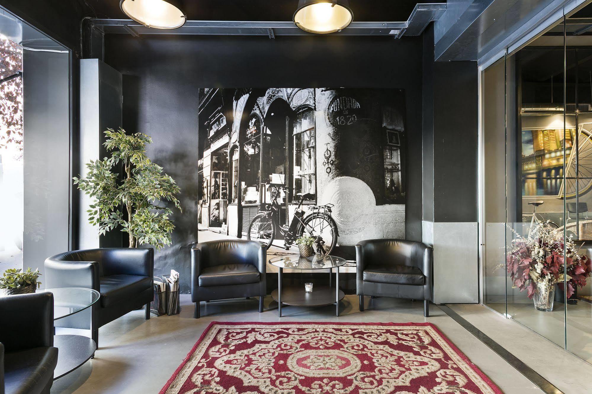Fira Apartments By Gaiarooms バルセロナ エクステリア 写真