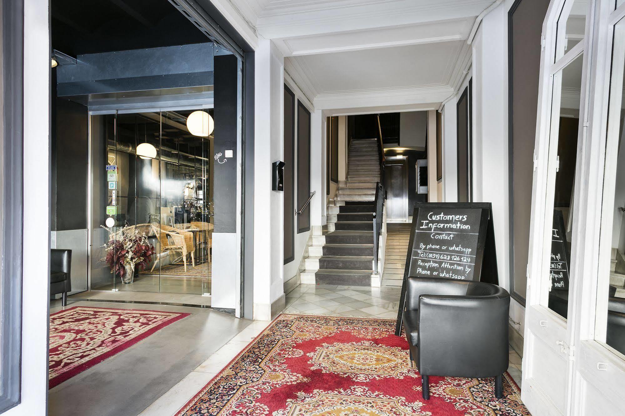 Fira Apartments By Gaiarooms バルセロナ エクステリア 写真