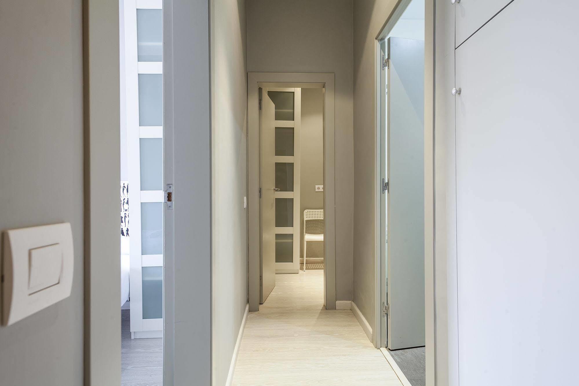 Fira Apartments By Gaiarooms バルセロナ エクステリア 写真